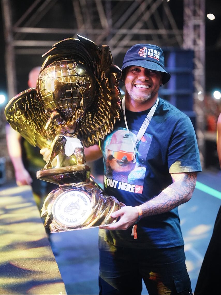 Neto Coutinho holding the Best of the Event award at São Paulo 2023